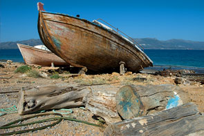 Ein altes Fischerboot aus Holz aufgebockt am Ufer