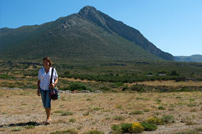 Claudia im Vordergrund, im Hintergrund Berge