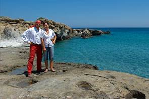 Claudia und Thomas stehen an einer hellen Steinküste