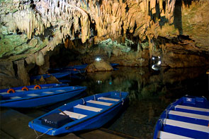 Farbige Boote in einer Höhle warten auf Touristen