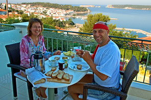 Claudia und Thomas beim Frühstück auf dem Balkon in Pylos