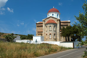 Steinkirche mit rundgedecktem, roten Kuppeldach